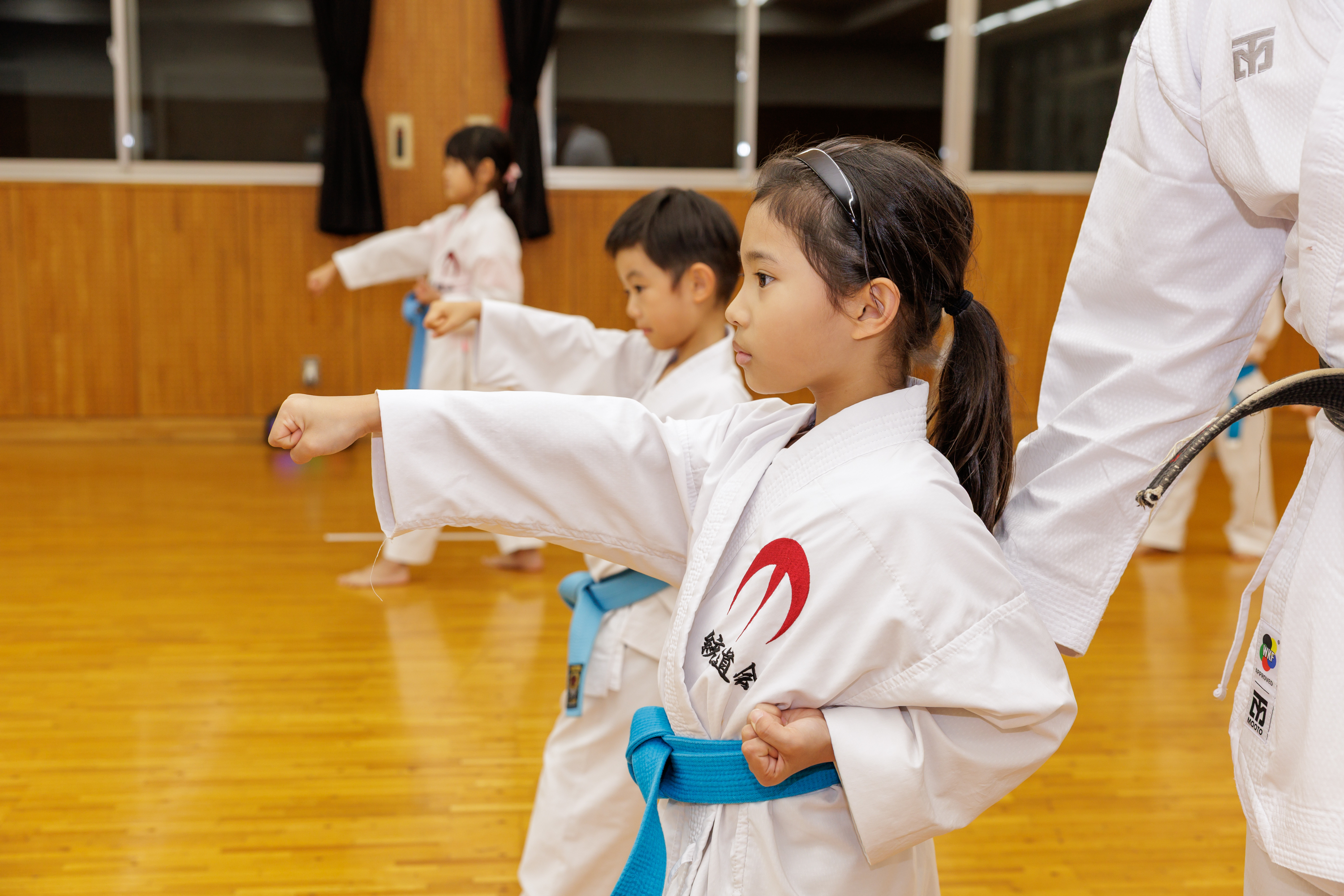 指導の様子（フォームを直す場面）